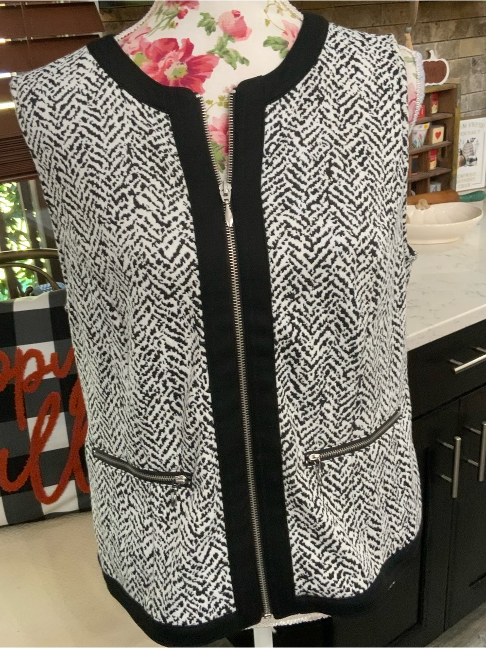 Chico’s Full Zip Vest Knit Women’s Medium Black White Print Pockets Capsule